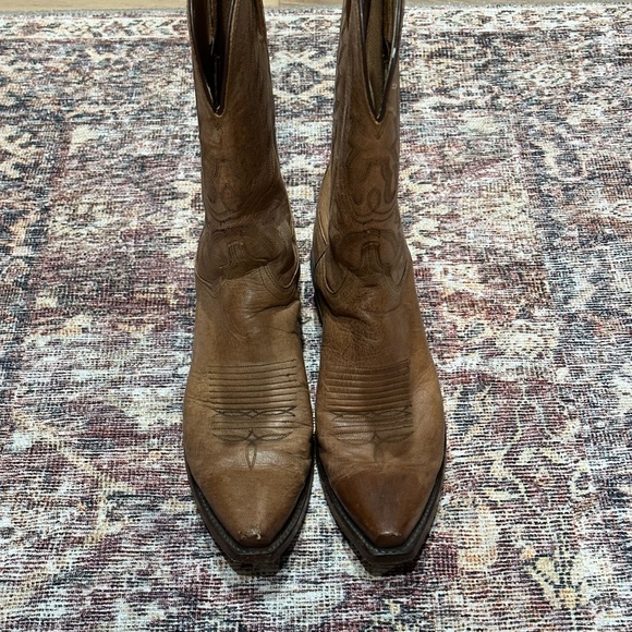 8.5 Lucchese tan Boots - Picture 9 of 10